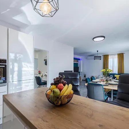3 Bedroom Stunning Apartment In Kavran Kavran
